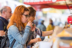 Weinfelden TG - Die ersten Besucher schlendern durch den Jahrmarkt der Wega in Weinfelden. (Bild: Thi My Lien Nguyen)