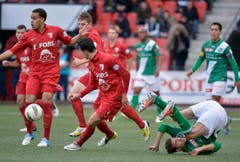 Drei Bieler ziehen mit dem Ball davon - Ivan Martic ist gestolpert und hat das Nachsehen. (Bild: Keystone)