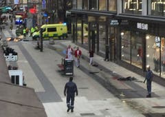 Truck drives into crowds on a street in central Stockholm (Bild: Keystone)