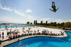 Ein Mann springt ins Wasser im Schwimmbad Bellerive in Lausanne. (Bild: Keystone)
