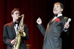 So wie alle ihn kennen und lieben: Udo Jürgens während eines Konzertes im März 2006 in der Stadthalle in Wien. (Bild: Keystone)