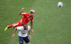 Valon Behrami klärt gegen Karim Benzema. (Bild: Keystone)