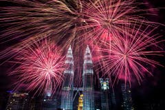 Der nächtliche Himmel über den Petronas-Türmen in Kuala Lumpur ist ob des Feuerwerks hell erleuchtet. (Bild: Keystone)