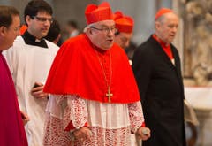 Die deutschen Kardinäle Karl Lehmann (Mitte) und Paul Josef Cordes (rechts) treffen zur Wahl-Messe «Pro Eligendo Romano Pontifice» (für die Wahl des Papstes) in der Petersbasilika ein. (Bild: Keystone)
