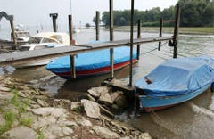 Bei der Schifflände in Altenrhein liegen die Boote beinahe auf dem Trockenen. (Bild: Keystone)