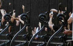 Leute schauen durch den Zaun vor dem Buckingham Palace und schiessen Fotos. (Bild: Keystone)