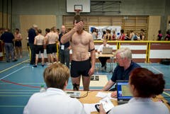 Hat er wohl zugenommen? Er mag lieber nicht auf die Waage schauen. (Bild: Michel Canonica)