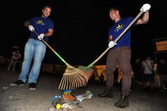 Abfall wegwischen, damits am nächsten Tag wieder schön aussieht auf dem Gelände. (Bild: Reto Martin)