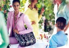Haben Sie den Fehler schon entdeckt? Nicht? Dann schauen Sie sich mal Joan Smalls Hüfte an. Ziemlich seltsam... (Bild: Gucci)