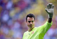 Ein Gruss an die Fans: Diego Benaglio nach dem Sieg gegen Ecuador an der WM in Brasilien. (Bild: Keystone)