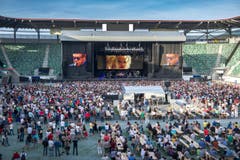 Das Publikum hatte beste Sicht auf die Bühne. (Bild: Urs Bucher)