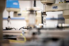 Arbon TG - Begabte Kinder nehmen am Berufsbildungszentrum Arbon an einem Förderkurs zum Thema Robotik teil. (Bild: Reto Martin)