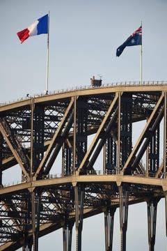 The national flag of France is flown atop Sydney Harbor Bride as a show of solidarity (Bild: Keystone)
