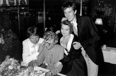 Udo Jürgens feiert seinen 50. Geburtstag im Kreise seiner Angehörigen im Restaurant Kronenhalle in Zürich. V.l.n.r.: Udo Jügens, seine Mutter Käthe Bockelmann-Arp, Tochter Jenny und Sohn Jonny. (Bild: Keystone)