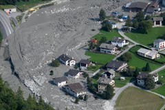Im August wird das Dorf Bondo in Graubünden nach einem Bergsturz teilweise zugeschüttet. Zahlreiche Bewohner mussten evakuiert werden, mutmasslich acht Menschen kamen ums Leben. Nach Felsabbrüchen und Muren in den Jahren 2011 und 2012 ist der Bergsturz in Bondo 2017 der grösste in Graubünden seit Jahrzehnten. (Bild: GIAN EHRENZELLER (KEYSTONE))
