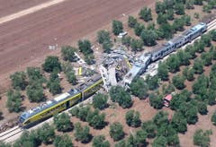 At least 10 dead as two trains collide in southern Italy (Bild: Keystone)