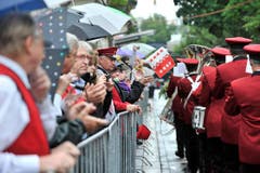 Publikum und Kollegen unterstützen die Musiker aus Chippis auf der Parademusikstrecke. (Bild: Keystone)
