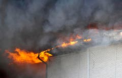 Grossbrand bei der Firma Tuchschmid in Frauenfeld. (Bild: Reto Martin)
