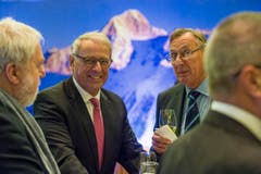 Amriswil TG - Alt Bundesrat Adolf Ogi im Gespräch mit Gästen am Neujahrsapéro der Thurgauer Kantonalbank (TKB) im Pentorama Amriswil. (Bild: Reto Martin (Reto Martin))