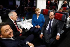 Johann Schneider-Ammann fährt mit Italiens Ministerpräsident Matteo Renzi, der deutschen Bundeskanzlerin Angela Merkel und dem Französischen Präsident Francois Hollande durch das neue Gotthardtunnel. (Bild: KLAUNZER (POOL KEYSTONE))