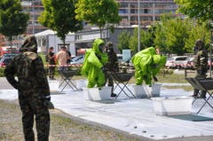 Einsatzkräfte, die mit gefährlichen Chemikalien in Kontakt kamen, werden in drei Schritten gereinigt: Vorwaschen, Dekontaminierung, Nachwaschen. (Bild: Mirja Keller/Werdenberger & Obertoggenburger)