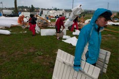 Aufräumarbeiten nach dem Sturm vom Donnerstagabend. (Bild: Keystone)