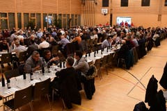 Die Mehrzweckhalle Weitsicht ist gut gefüllt mit 340 anwesenden Männern. Gegessen werden traditionellerweise Salzisse. Frauen sind beim traditionellen Bürgertrunk am Hilarius nicht willkommen. (Bild: Werner Lenzin)