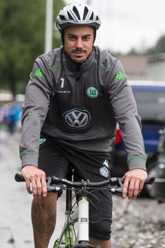 Im Sommer-Trainingslagers des VfL Wolfsburg in Bad Ragaz macht der Torhüter auch auf dem Velo eine gute Figur. (Bild: Keystone)