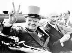 Das V-Zeichen für "Victory", Sieg, wurde durch ihn populär: Winston Churchill 1946 bei einem Besuch in Metz mit dem französischen Finanzminister Robert Schuman. (Bild: Keystone)