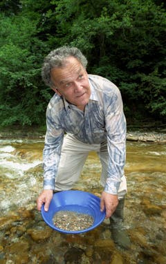 Bundesrat Otto Stich im Juli 1995 beim Goldwaschen. (Bild: Keystone)