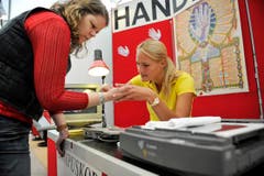Sogar die eigene Hand kann an der Wega neu entdeckt werden. (Bild: Reto Martin)