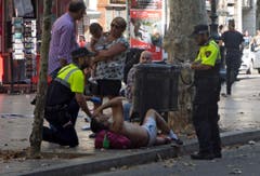A van crashes into pedestrians in Barcelona (Bild: Keystone)