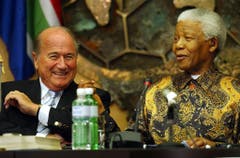 Fifa-Präsident Sepp Blatter und Nelson Mandela (2003). (Bild: Keystone)