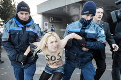 Polizisten nahmen die Frauen mit. (Bild: Keystone)