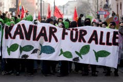 "Kaviar für alle" fordern die Protestierenden auf einem Banner. (Bild: Keystone)