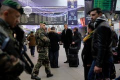 Französische Soldaten patrouillieren am Bahnhof Montparnasse in Paris. (Bild: Keystone)