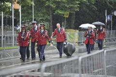 Musiker im strömenden Regen. (Bild: Hanspeter Schiess)