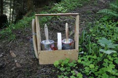 Klebeband, rote und weisse Farbe sowie eine Bürste gehören in das Holzgestell. Mit der Bürste entfernt Marthy das Moos auf den Steinen. (Bild: Jolanda Riedener)