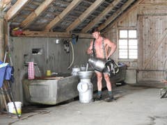 Der 22-jährige Verkäufer Emil aus dem Kanton Schwyz ist auf einem Bauernhof aufgewachsen und lebt auf dem elterlichen Betrieb, wo er diverse Arbeiten erledigt. (Bild: www.bauernkalender.ch)