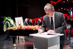 Der Präsident des deutschen Fussballbundes, Wolfgang Niersbach, trägt sich ins Kondolenzbuch ein. (Bild: Keystone)