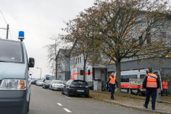 Polizei-Razzia in der An'Nur-Moschee in Winterthur, am Mittwoch, 2. November 2016. ..Am fruehen Mittwochmorgen hat die Kantonspolizei Zürich zusammen mit der Stadtpolizei Winterthur die An'Nur-Moschee in Winterthur durchsucht. Es handelt sich um den "Vollzug eines Vorfuehrbefehls bzw. einer Hausdurchsuchung" im Auftrag der Staatsanwaltschaft Winterthur/Unterland. Die Moschee im Winterthurer Stadtteil Hegi geriet mehrmals wegen mutmasslicher Radikalisierung von Jugendlichen in die Schlagzeilen...(KEYSTONE/Walter Bieri) (Bild: Keystone)