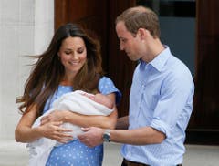 Einen Tag nach der Geburt, am 23. Juli 2013, zeigen William und Kate erstmals ihren Sohn. (Bild: Keystone)