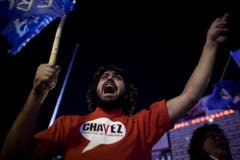 Ein Mann skandiert Parolen nach dem Tod von Hugo Chávez. (Bild: Keystone)