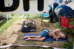 Mittagsnickerchen im Stroh. (Bild: Luca Linder)