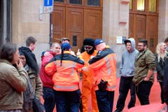 Polizisten kontrollieren einen Vermummten. (Bild: Stefan Bogner)