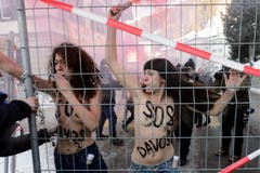 Der Protest ging beim Absperrgitter beim Kongresszentrum über die Bühne. (Bild: Keystone)