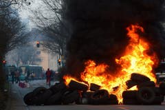 Auch Autoreifen wurden in Brand gesetzt. (Bild: Keystone)