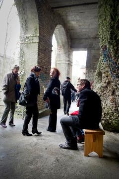 Besucher auf der Kunstführung. (Bild: Urs Bucher)