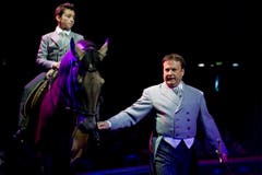 Fredy Knie und sein Enkel Ivan Frédéric Pellegrini-Knie zeigen gemeinsam Kunststückchen in der Manege. (Bild: Keystone)