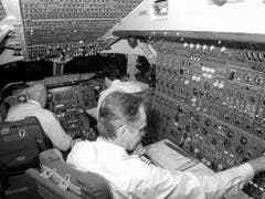 Blick ins Cockpit des letzten Swissair-Jumbos: im Vordergrund Flugingenieur Viktor Huber (Januar 2000). (Bild: Umberto W. Ferrari)